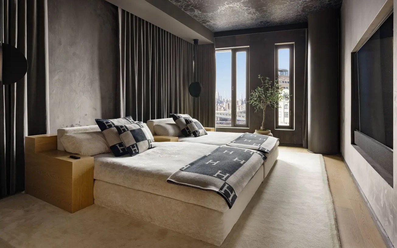 Second bedroom with bridge views